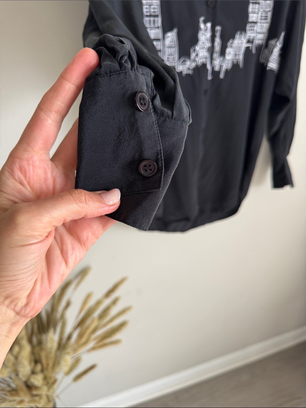 Vintage Black Silk Embroidered Cityscape Button Down Blouse Size 4 Oversized - Picture 6 of 12
